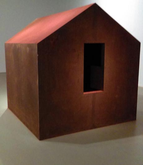 Trouver l’apaisement à Tel Aviv ? Micha Ullman, Midnight, series Containers, 1988, acier et sable rouge