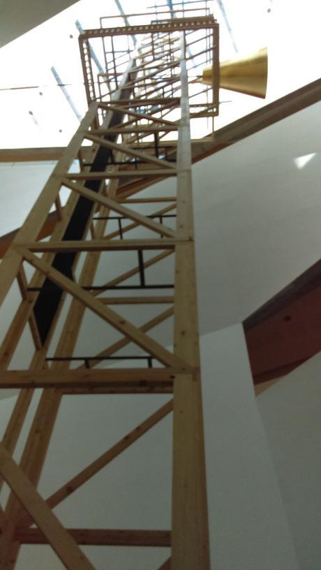 Trouver l’apaisement à Tel Aviv ? Groupe Zik, Minaret of Defense, 2016, bois et autres matériaux