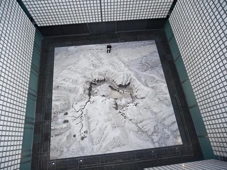 Emeric Lhuisset, Last Water Wars, Ruins of a Future, 2016, vue de l'installation au sol depuis le sommet de l'IMA