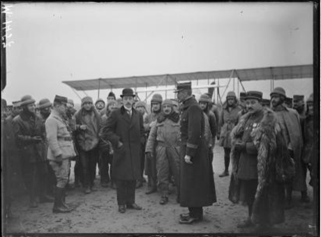 René Besnard, sous secrétaire d'Etat à la guerre, visite l'école d'aviation de Chartres