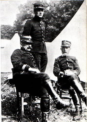 Charles Peguy - à droite - en uniforme d'officier.