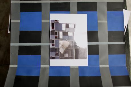 Sous la photo de la barre Balzac en destruction, une peinture abstraite de Roven, représentant l'architecture de nombreux bâtiments de la cité des 4000. © E.R