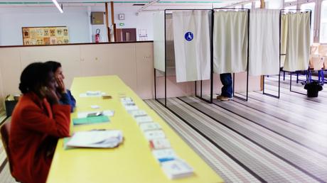 Bureau de vote n°11 à La Courneuve. A midi la participation est de 16,22%, contre 21,4 % à l'élection présidentielle. © E.R