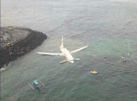 Un Boeing 737-800 finit son atterrissage en mer (photo)
