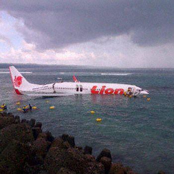 Un Boeing 737-800 finit son atterrissage en mer (photo)