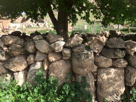 Murs bâtis avec des pierres des temples, Sogmatar. Copyright Sylvie Lasserre