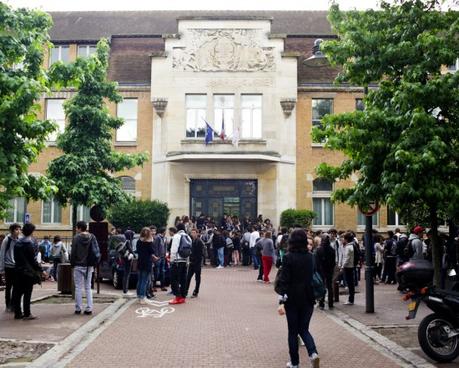 A l'heure de la récréation matinale. La semaine prochaine, 390 élèves de terminale passeront le bac à Marie-Curie, dont 82 extérieurs. © E.R