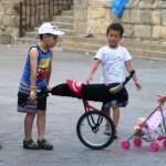 Jeux d'enfants sur une place de Viana