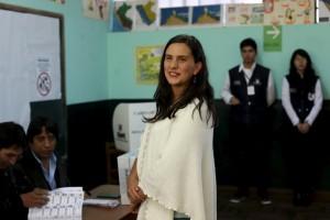 La candidate Veronika Mendoza du parti Frente amplio, dans le district de San Sebastian à Cuzco , le 10 avril. REUTERS / JANINE COSTA/REUTERS