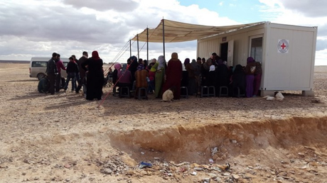 Des dizaines de milliers de civils en fuite piégés dans le No Man’s Land entre la Syrie et la Jordanie