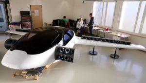 Une voiture volante futuriste attise les convoitises
