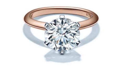 TIFFANY & CO. présente sa bague Tiffany Setting en Or Rose