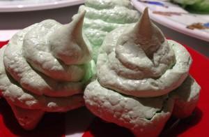 pavlova partie meringue cuite en vert pour faire sapin de noel