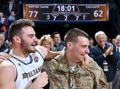 soldat rentrant d’Afghanistan surprend frère après match basket