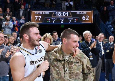 Un soldat rentrant d’Afghanistan surprend son frère après son match de basket