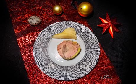 Foie gras 4 épices aux poires et vendange tardive cuit au torchon