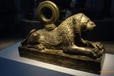 Lion couché rugissant vers 700 av. J.-C. Khorsabad, trouvé fixé au dallage d’une façade du palais bronze Paris, musée du Louvre, département des antiquités orientales