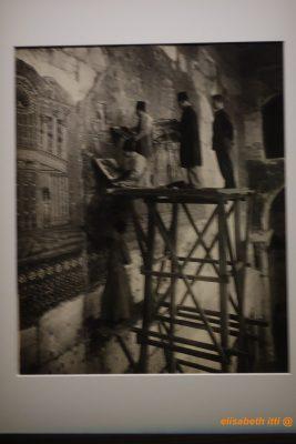 Elèves de l'école de Damas qui relèvent les mosaïques de la Grande Mosquée 1928-1929