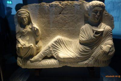 Relief funéraire de Taimé et de sa femme Hadira 1ère moitié IIIe siècle après J.-C. Palmyre (ancienne Tadmor), Syrie calcaire ; 43 x 63 x 18 cm Paris, musée du Louvre