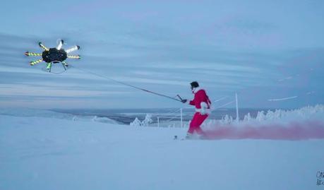 Quand un drone géant tracte un snowboarder