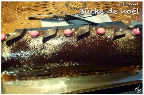 Bûche mousse chocolat blanc et noir, insert mangue passion, croustillant et biscuit chocolat