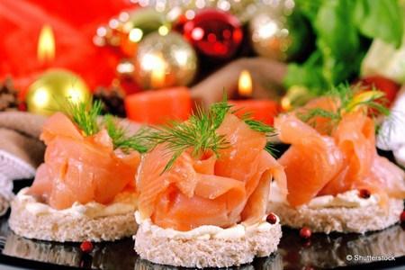 Un repas de fête avec saumon, thon et caviar
