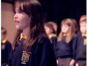 Cette petite autiste chante Allelujah Cohen c'est très beau