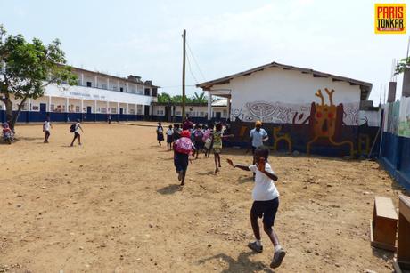 Peinture murale dans une école primaire de Kribi