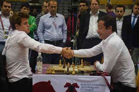 Le champion du monde d'échecs Magnus Carlsen s'incline ronde 2 contre Pantsulaia - Photo © Tarjei J. Svensen