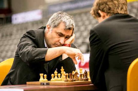 Vassily Ivanchuk bat le champion du monde d'échecs Magnus Carlsen dans la ronde 6 - Photo © Anastasiya Karlovich
