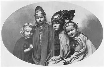 Les petits-enfants de Richard Wagner dans les costumes originaux du Ring