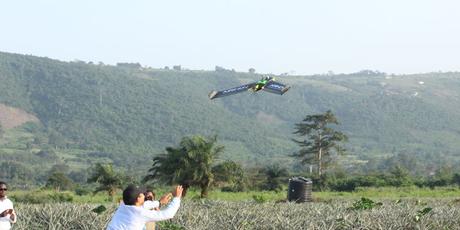 Un drone à aile fixe de l’entreprise Airinov s’envole pour cartographier un champ d’ananas près d’Accra, au Ghana, en octobre 2016.