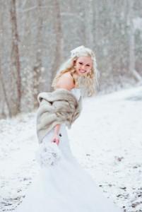 mariée neigeux robe blanche & cap fourrure