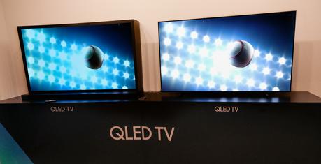 Comparaison entre un téléviseur OLED et QLED (Photo : The Verge).