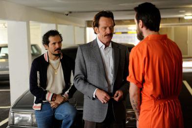 Emir Abreu (John Leguizamo) et obert Mazur (Bryan Cranston) dans Infiltrator