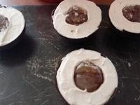 Dômes en chocolat à la mousse de marron Le montage, cliquer sur les photographies pour les agrandir.