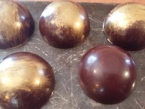 Dômes en chocolat à la mousse de marron Les dômes cliquer sur les photographies pour agrandir