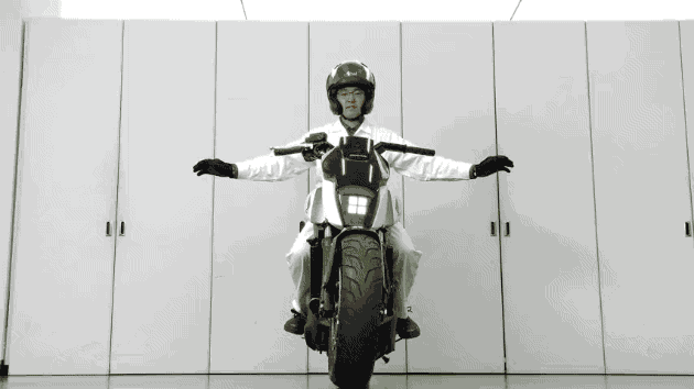 CES 2017 : Honda présente un prototype de moto, où il n’y plus besoin de poser les pieds par terre.