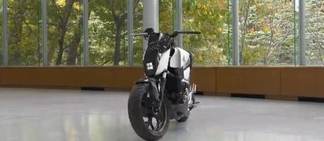 CES 2017 : Honda présente un prototype de moto, où il n’y plus besoin de poser les pieds par terre.