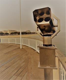 Arcachon: Bassin L'hiver comme un voile s'étend sur la mer, la ville Balafrée par le gris du ciel by Senaq