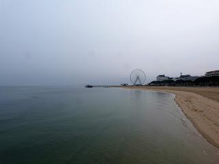 Arcachon: Bassin L'hiver comme un voile s'étend sur la mer, la ville Balafrée par le gris du ciel by Senaq
