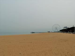 Arcachon: Bassin L'hiver comme un voile s'étend sur la mer, la ville Balafrée par le gris du ciel by Senaq