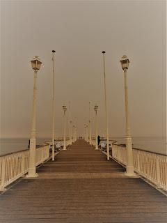 Arcachon: Bassin L'hiver comme un voile s'étend sur la mer, la ville Balafrée par le gris du ciel by Senaq