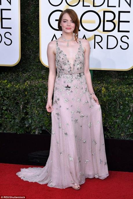 Emma Stone éblouit dans une robe embellie au 74e Golden Globe Awards