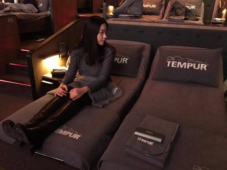 Une salle de cinéma luxueuse équipée de lits Tempur