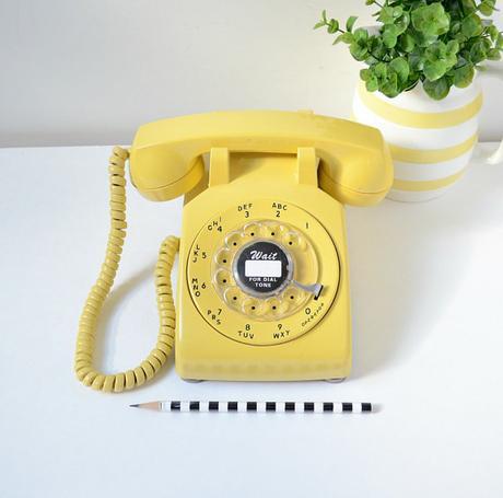 téléphone vintage retro jaune moutarde