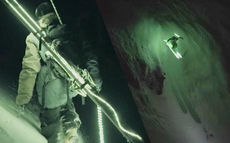 Ce skieur professionnel s’élance sur une piste de ski en pleine nuit avec des leds et une lampe torche.