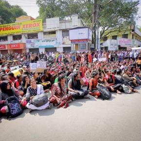 Des étudiantes manifestent pour le maintien du jallikattu à Madurai.