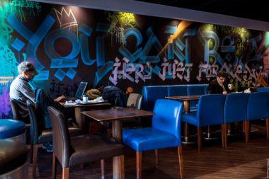 Le restaurant McDonald’s Wilson devient un lieu artistique Nouvelle décoration graffiti réalisée par Bayah Dezign