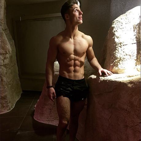 SEXY : Sacha Perez à la piscine